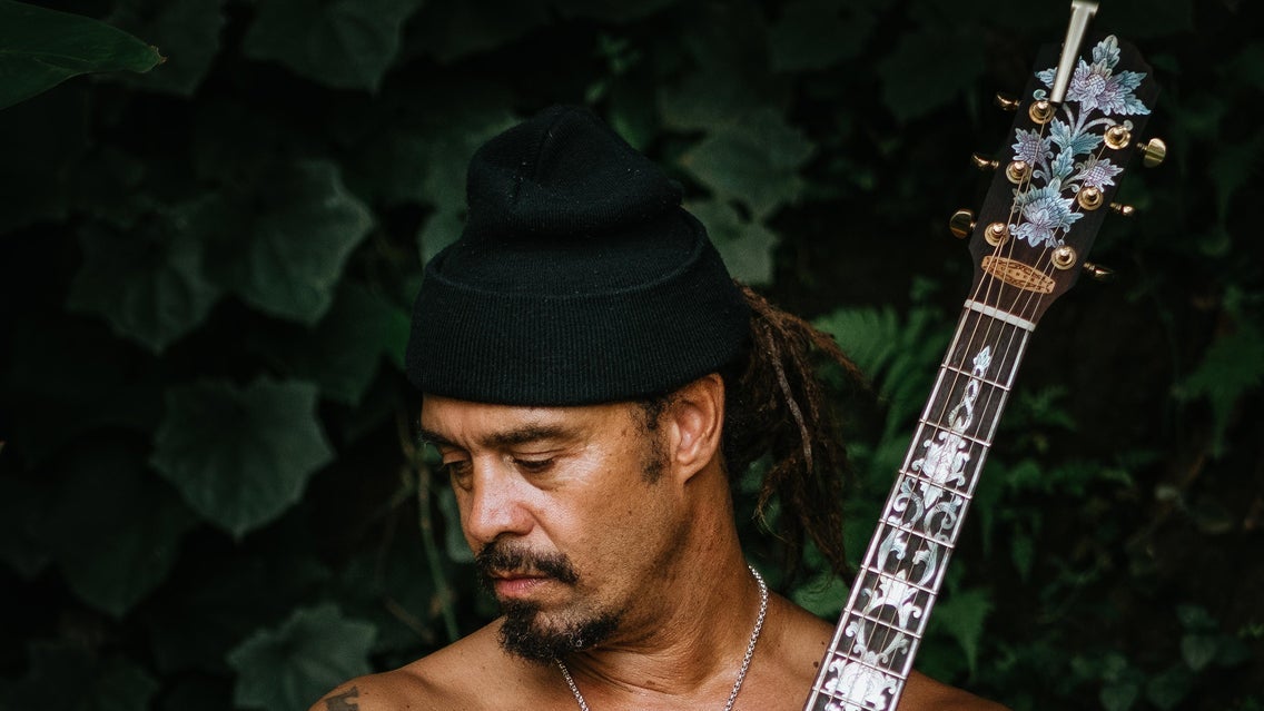 Michael Franti Trio – Heartstrings & Dynamite